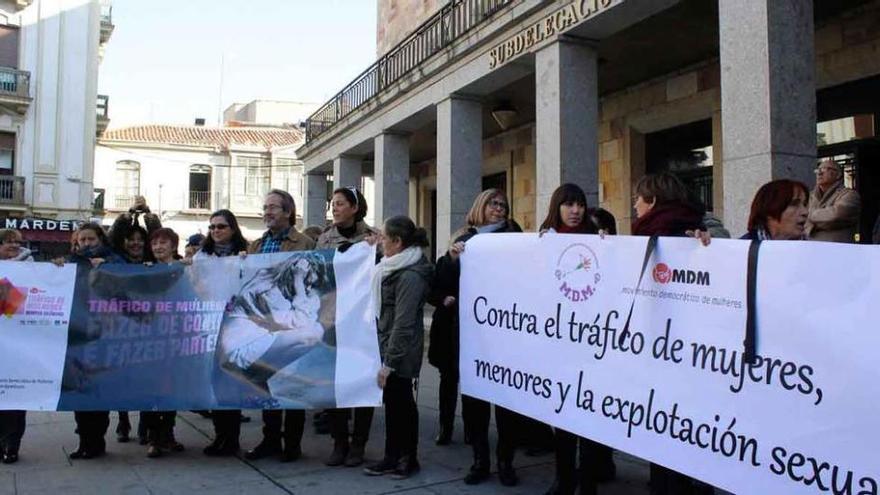 Concentración contra la trata de mujeres celebrada ayer en la plaza de la Constitución.