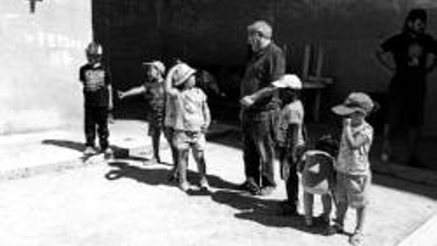 Juegos entre niños y mayores en el hogar El Boterón