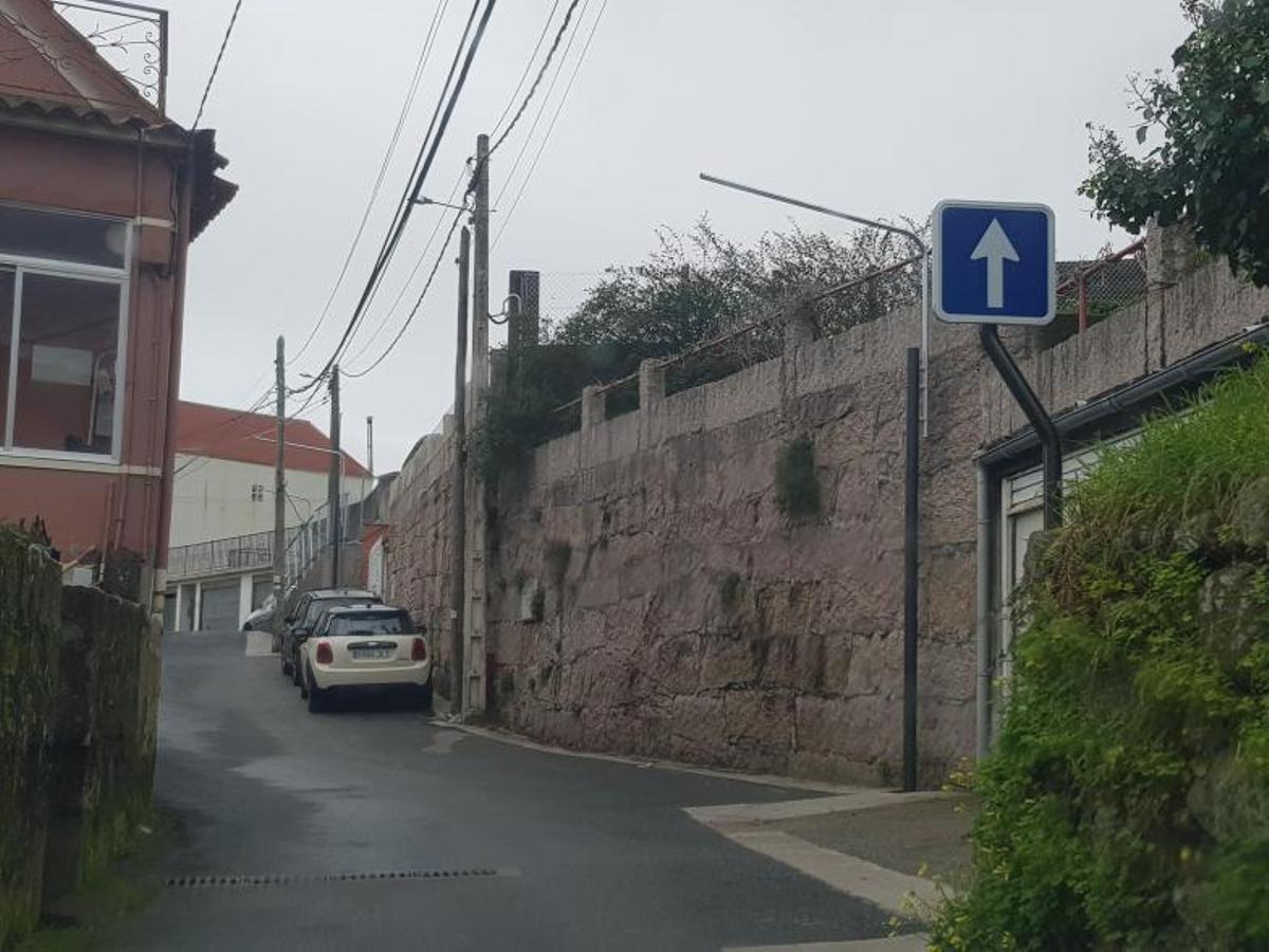 Señal de sentido único en la intersección hacia Catro Camiños. | // G.N.