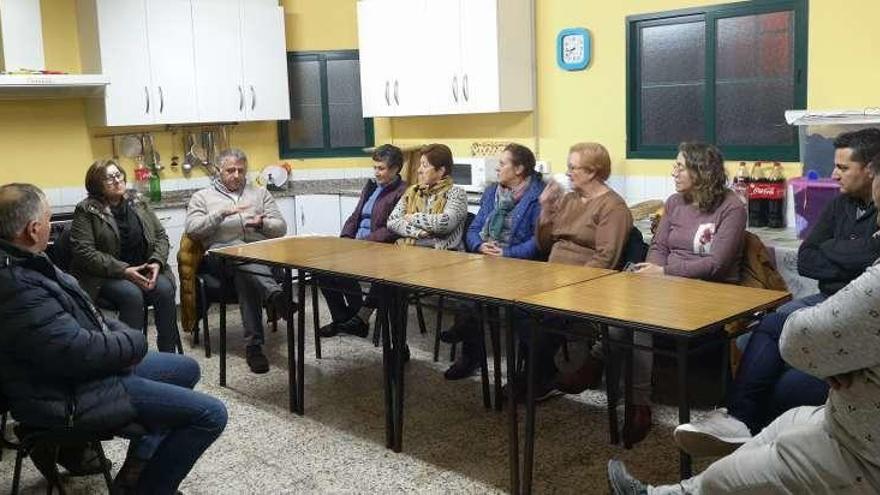 Manuel Cuíña presentó el proyecto a representantes de colectivos vecinales.