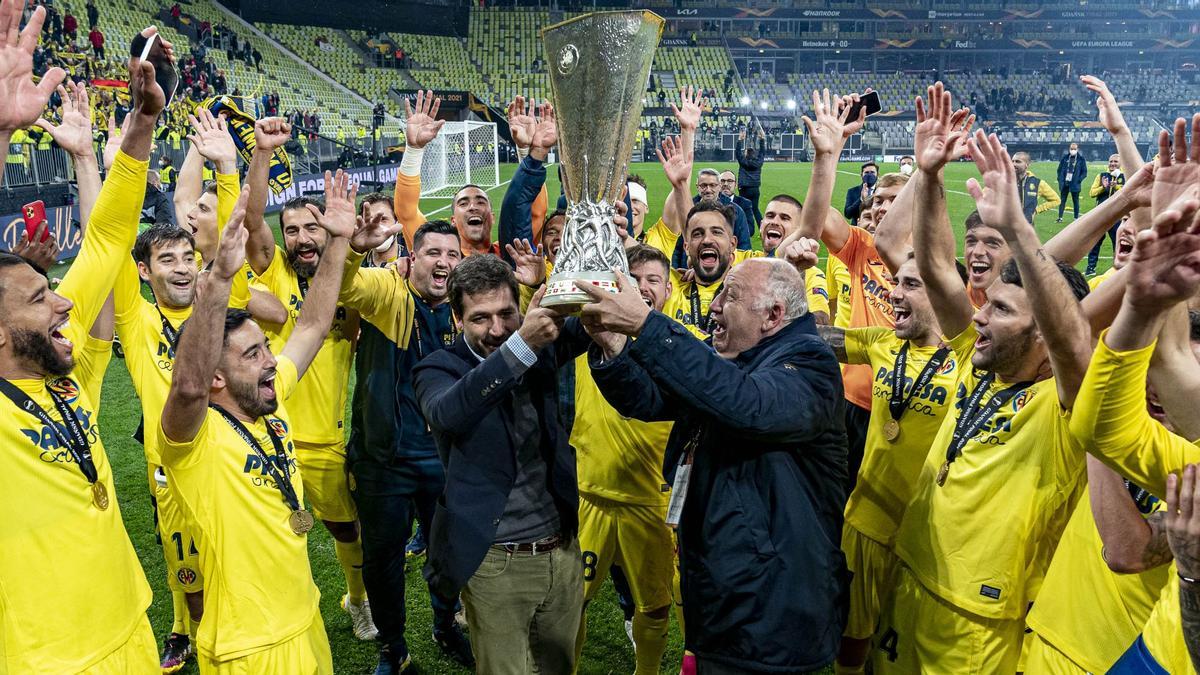 El Villarreal CF conquistó la Europa League en 2021, con Roig Negueroles y Llaneza levantando el trofeo en Gdansk, y optará a otro título, la Conference League, si consigue la séptima plaza.