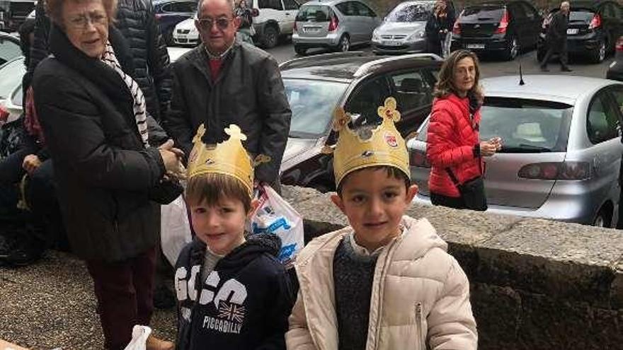 Julián Bravo y Gabriel del Cura con regalos.