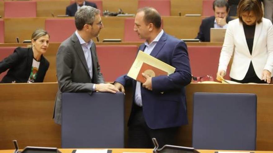 El conseller Arcadi España dialoga con el vicepresidente Martínez Dalmau en las Corts.