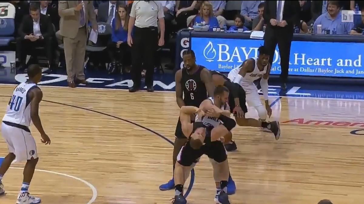 J.J. Barea propina un puñetazo a Blake Griffin.