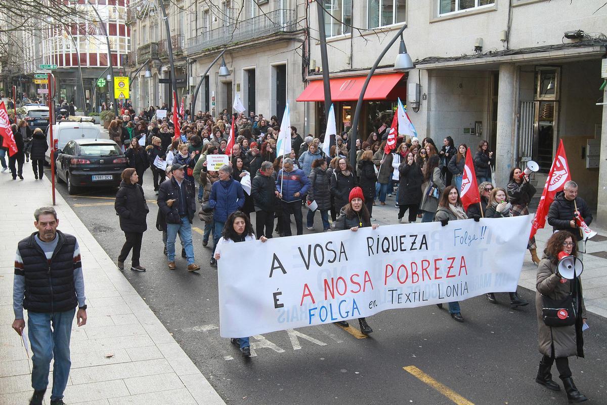 Los trabajadores a su paso por una de las tiendas de la empresa