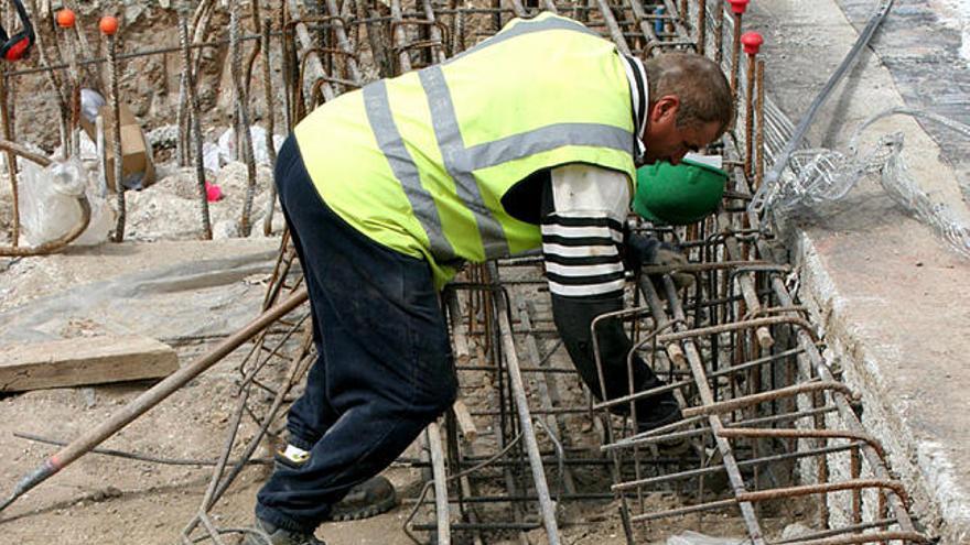 Andamios. Trabajadores de la construcción, en una obra.