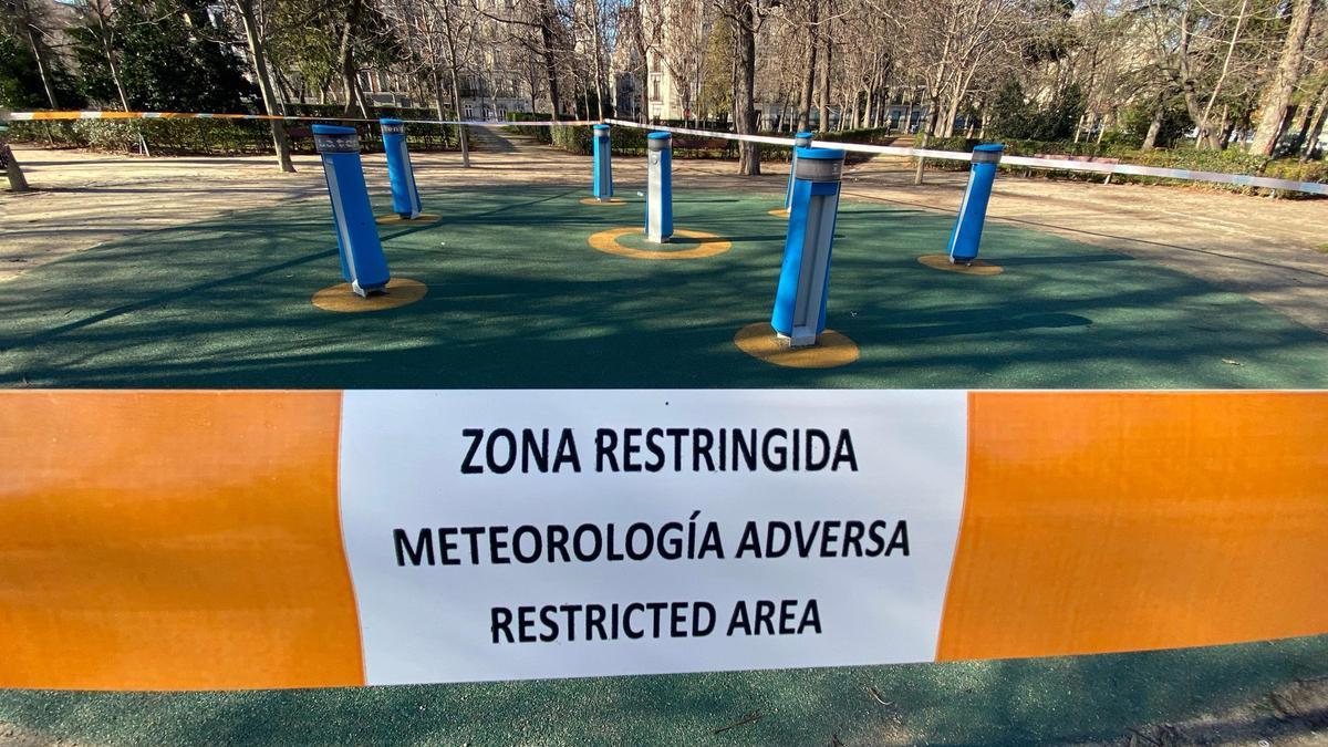 Archivo - Una zona restringida al paso con una cinta tras activarse la alerta naranja por meteorología adversa, en el parque de El Retiro.