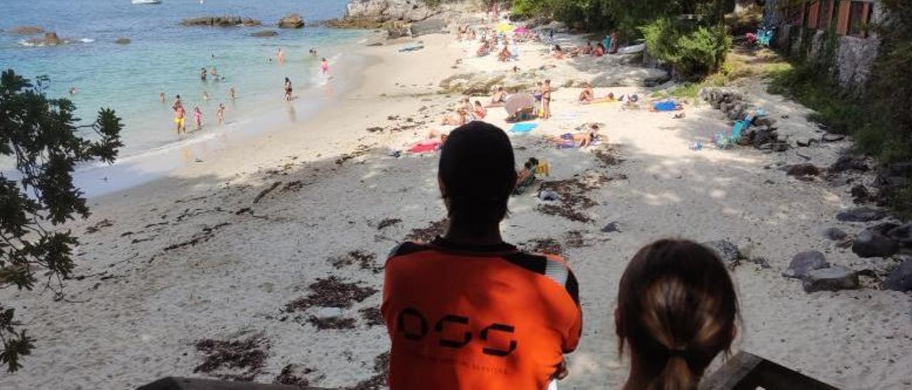 Socorristas ayer tras su intervención en la playa de Covelo.   | // FARO