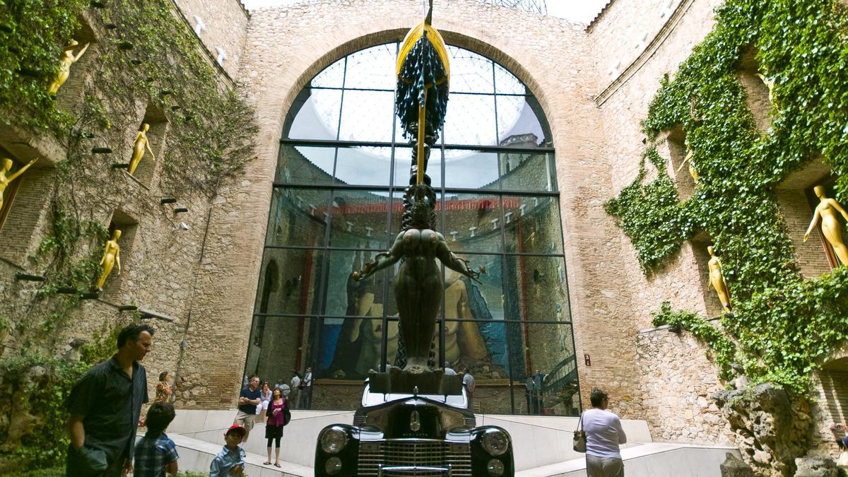 Viaje al centro del Surrealismo: el Teatro-Museo Dalí de Figueres