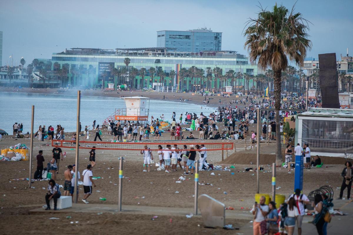 Limpieza de la playa de Barcelona tras la verbena de Sant Joan