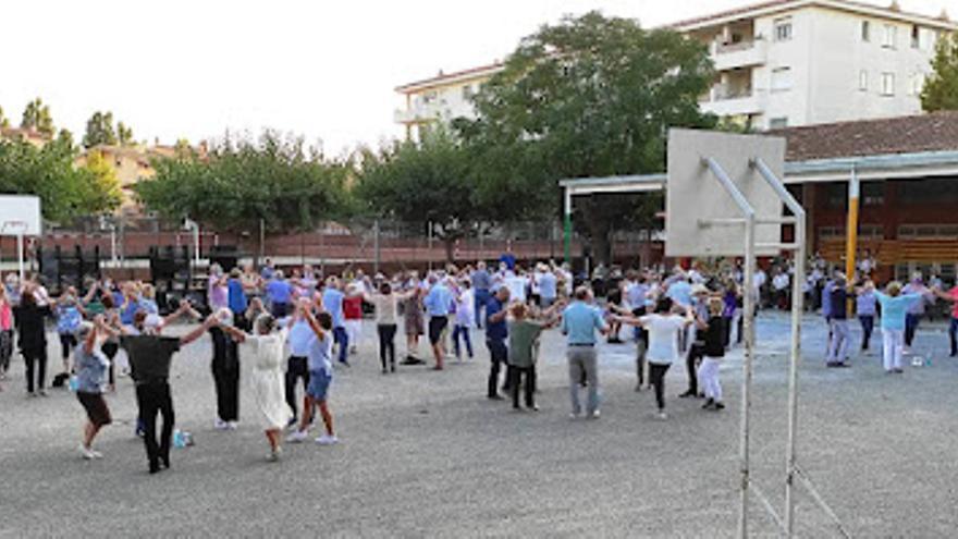 La Cobla Jovenívola toca a la ballada de sardanes de Figueres