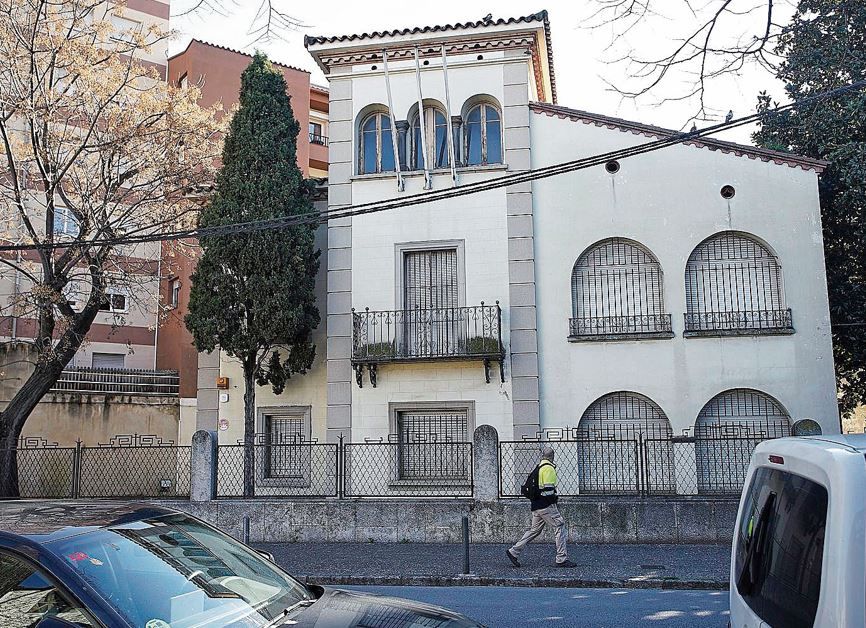 El Xalet de Sant Narcís, de caràcter senyorial, està situat al número 59 de l’avinguda de Sant Narcís.