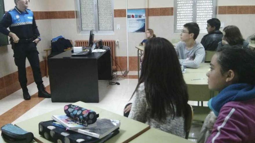 El alumnado atiende las explicaciones del policía municipal en el colegio San Vicente de Paúl.