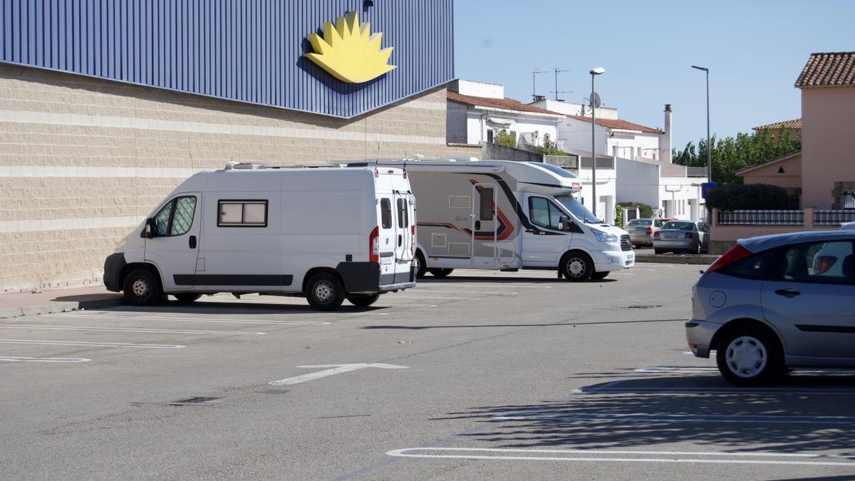 Les autocaravanes acostumen a estacionar en aquest espai a tocar un centre comercial de Figueres