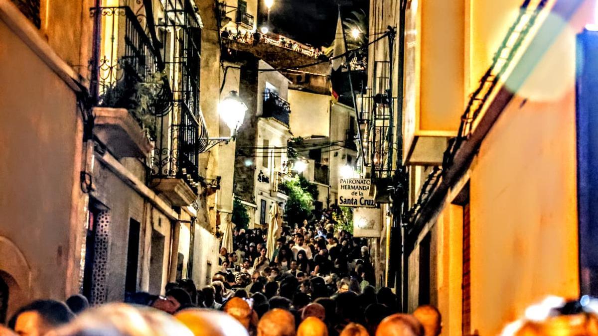 Caos en un barrio de Santa Cruz bajo la luz de las velas