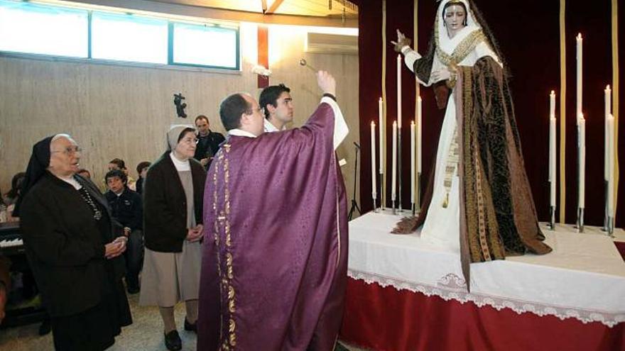 La imagen de María de Salomé se bendijo ayer en el colegio de las Carmelitas.