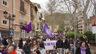 "Ni un paso atrás": La manifestación del 8M planta cara al mal tiempo y tiñe Xàtiva de morado