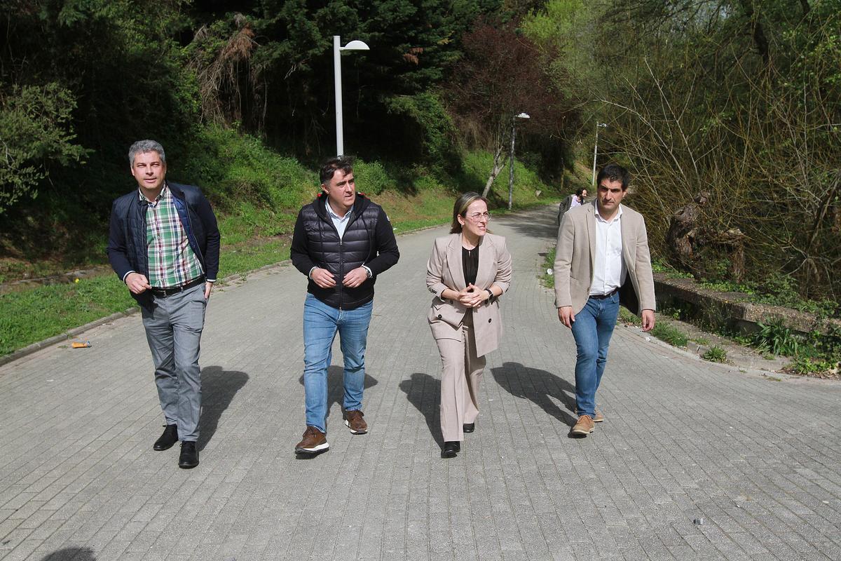 Éthel Vázquez, en el centro de la imagen, junto a otros cargos, en Ourense.