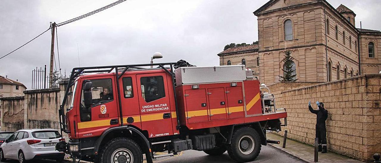 La UME tuvo que intervenir en varias ocasiones para desinfectar el geriátrico de Oliver en Alcoy.