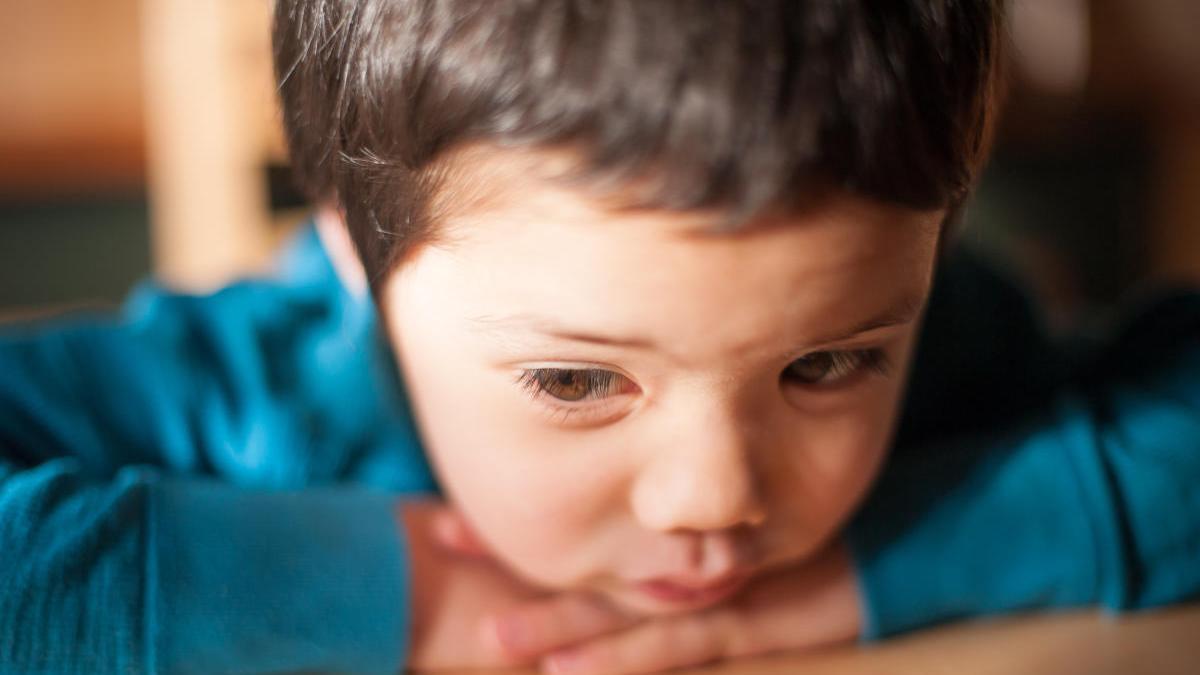 Un niño triste tras los gritos de sus padres.