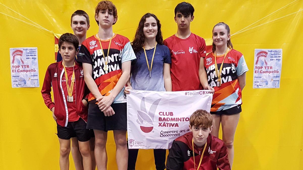 Deportistas del CB Xàtiva con las medallas conseguidas en el Campello.