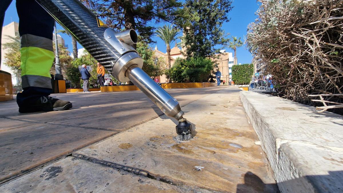 Detalle de la máquina que acaba con los chicles en la calzada