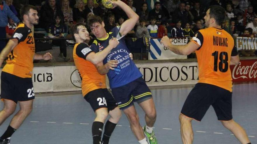 Eloy Krook en una acción del partido de Copa EHF ante el CSM Bucuresti. // Santos Álvarez