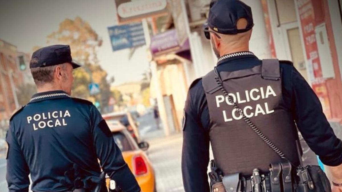 Dos policías locales de Elche, en una imagen de archivo