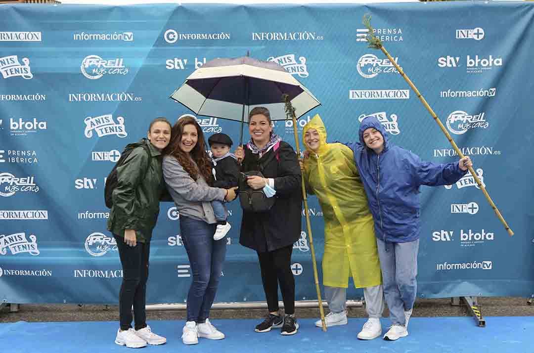 La lluvia no impide a los Romeros fotografiarse en photocall del Diario Información.Segunda parte