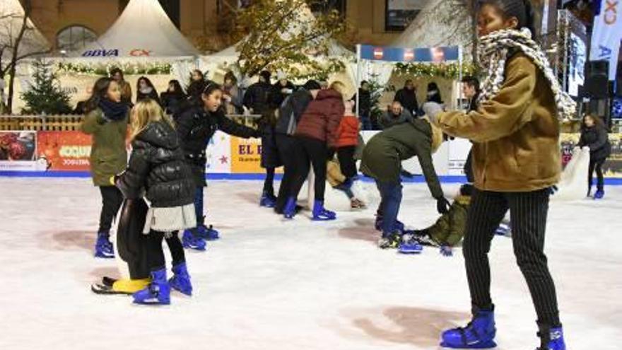 Nens i adolescents patinant a la plaça de Sant Domènec