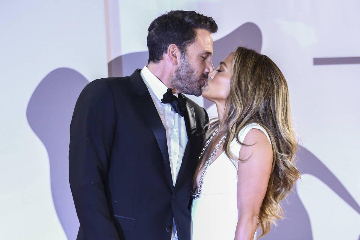 Ben Affleck y Jennifer Lopez se besan en el Festival de Venecia