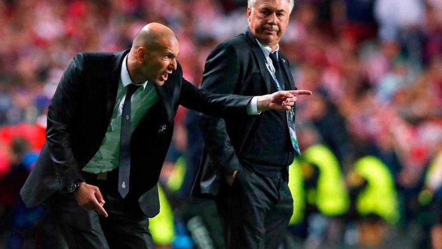 Zidane hace indicaciones junto a Ancelotti durante la final de la Copa de Europa de 2014 en Lisboa.