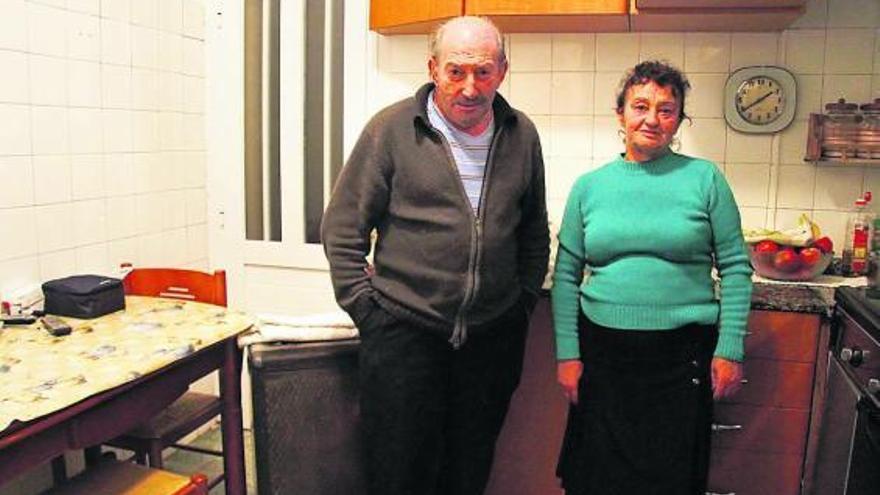 rosa gonzález y manuel pereiro, Manuel y Rosa, en la casa que les han embargado en Ponteareas.  // Jorge Santomé