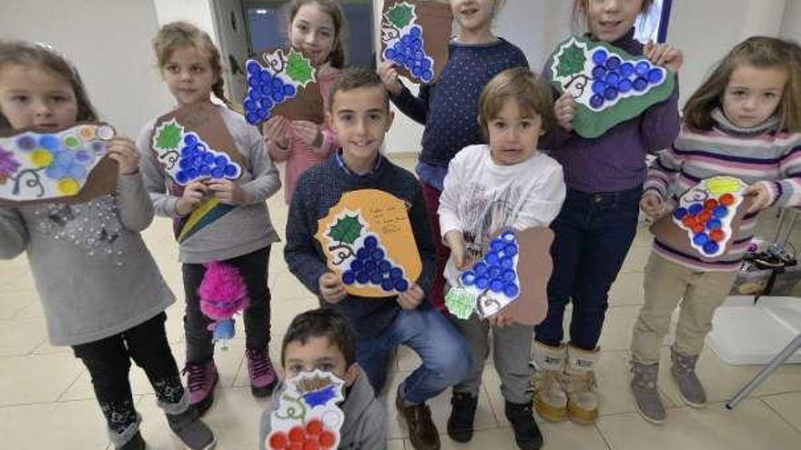 Los niños de Llaranes decoran la Navidad