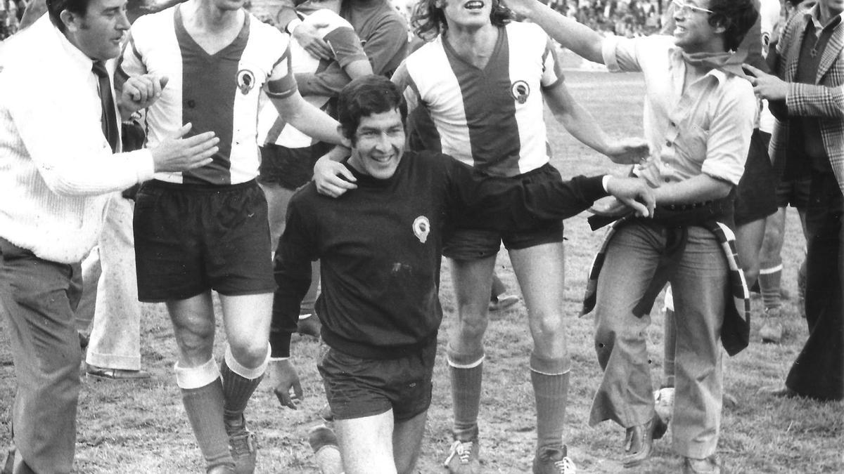 Flanqueado por Rivera y Varela, Humberto sale de El Sadar de rodillas tras conseguir el ascenso a Primera (26 de mayo de 1974)