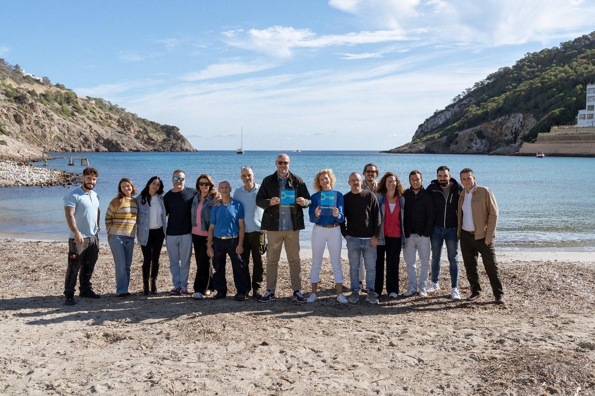 Parte del equipo de los hoteles Hyde y Mondrian Ibiza celebran la certificación en la playa de Cala Llonga.