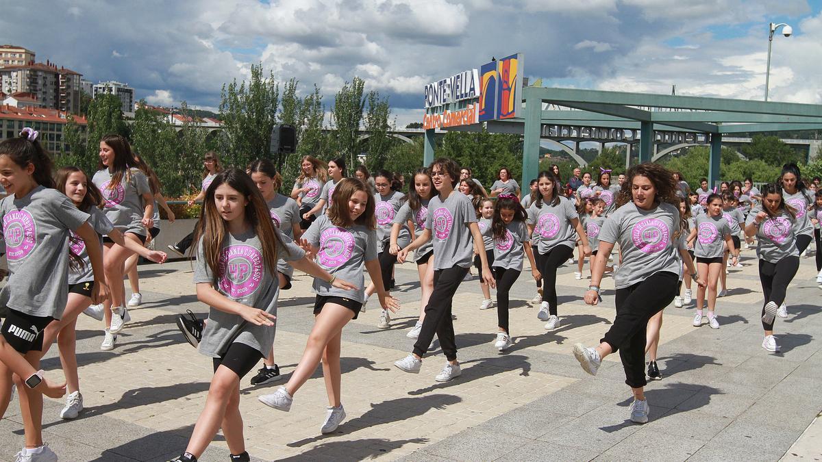 Bailarines de la escuela Cuatro Pasos, durante su actuación.