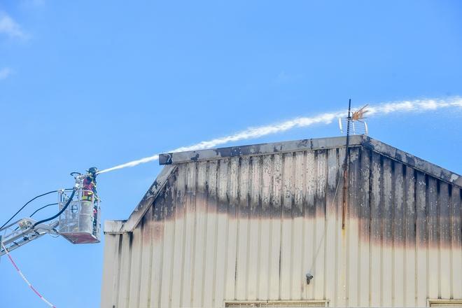 Bomberos de Las Palmas de Gran Canaria controlan el incendio de una nave multiusos en Mercalaspalmas