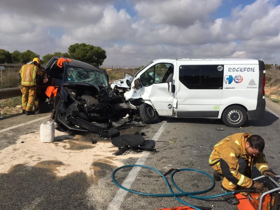 Rescatan a dos personas tras un accidente en Mil Palmeras