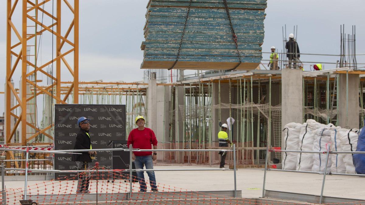 Obreros en la construcción de un hotel en Sagunt.