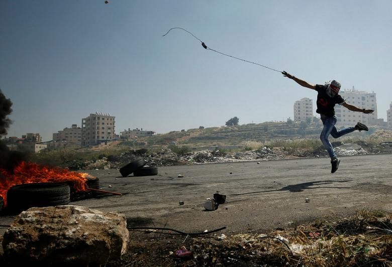 Un manifestant palestí utilitza una fona per llançar pedres contra les tropes israelianes durant els enfrontaments en una protesta en suport de presoners palestins a la vaga de fam a les presons israelianes.