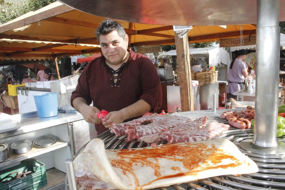 La apertura del mercado pirata marca el inicio de la Festa Corsaria en Marín