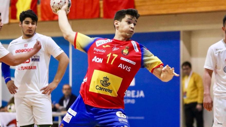 Aguilella y García hacen un gran torneo con la selección juvenil de balonmano