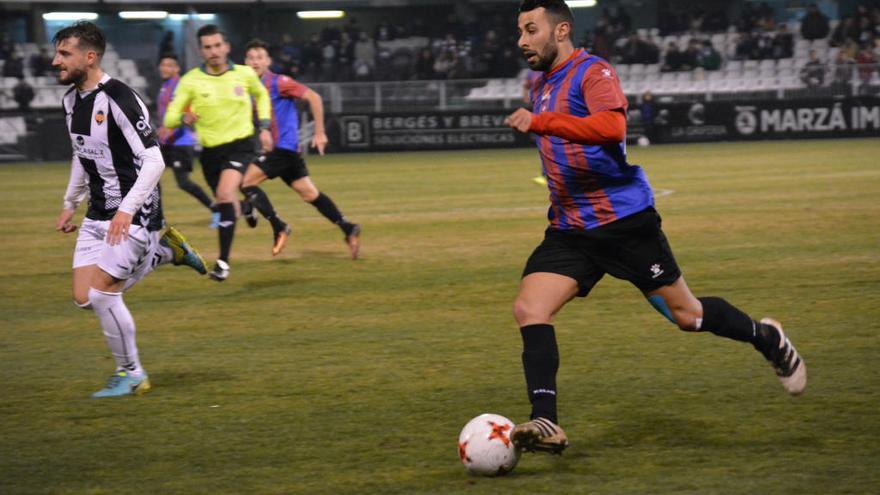 Cristo Díaz conduce un balón en Castalia.