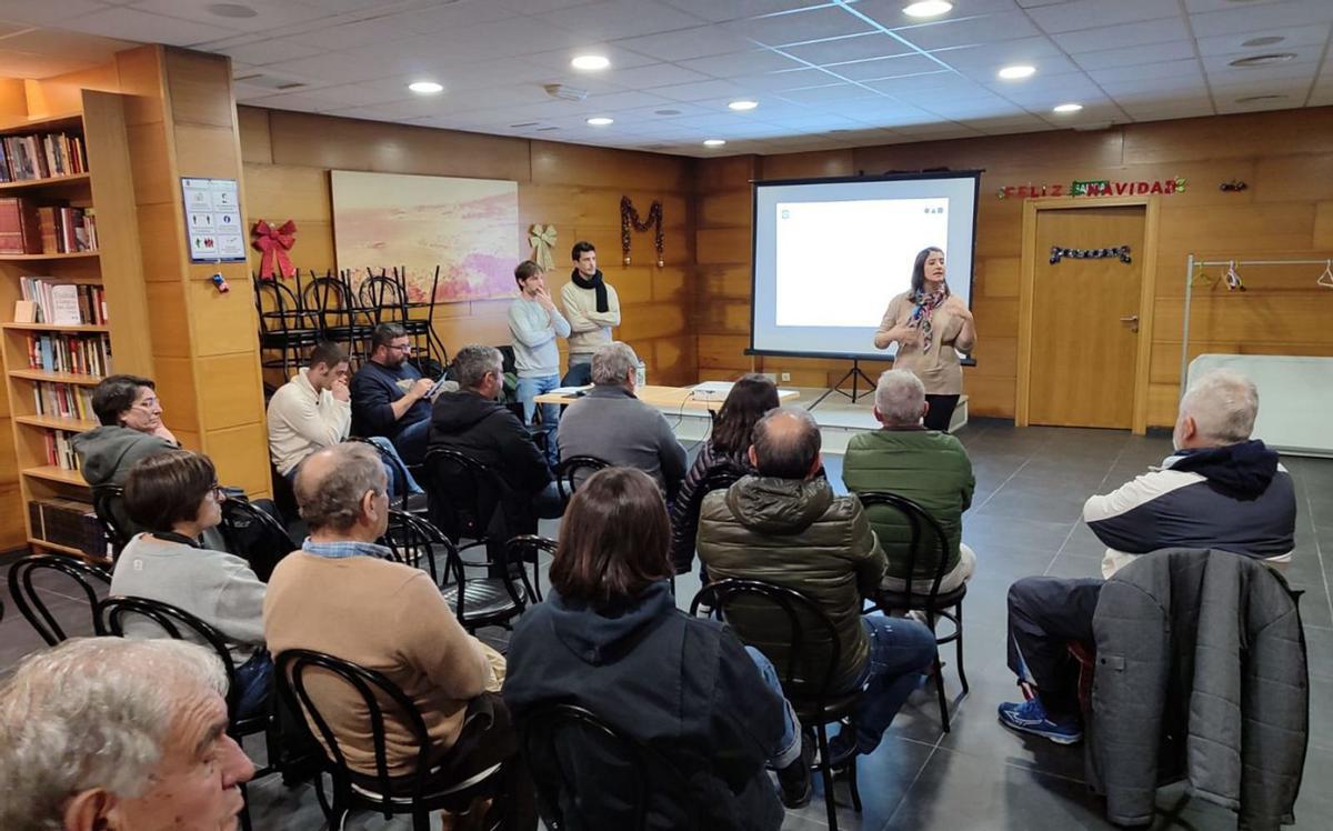 Un momento de la presentación de ayer en el local sociocultural de Meira. |   // SANTOS ÁLVAREZ