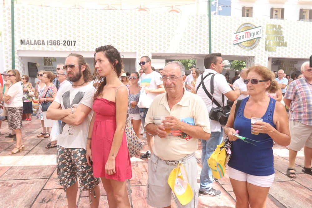 En la plaza de la Constitución, los asistentes a la Feria del Centro también han guardado un minuto de silencio