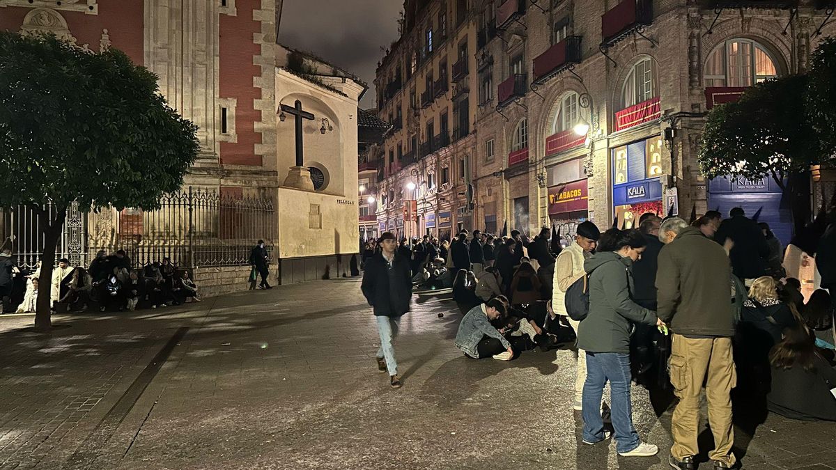 Nazarenos discurren por la Plaza del Salvador con poco publico