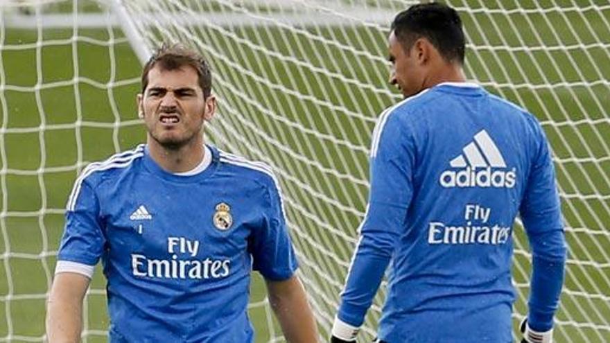 Iker Casillas, junto a Keylor Navas en un entrenamiento.