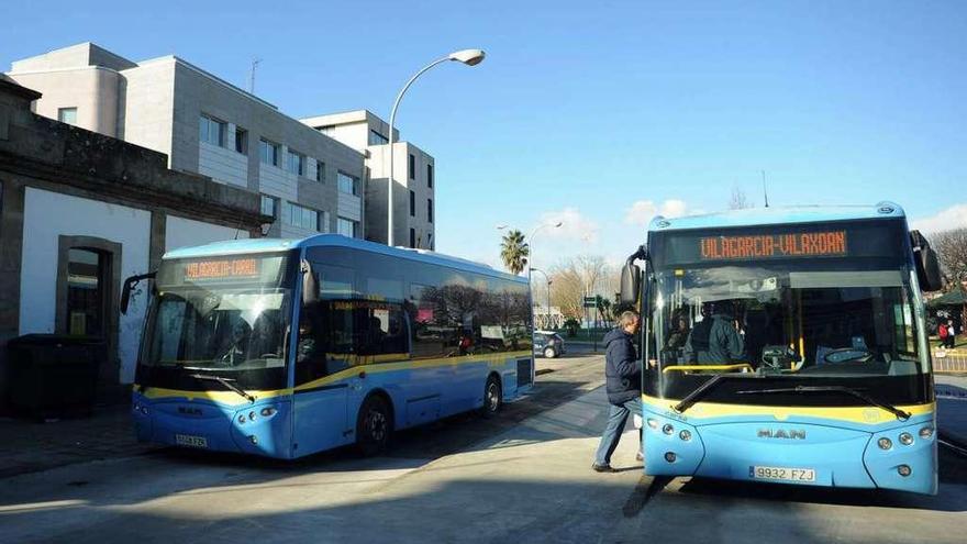 Autobuses urbanos de Vilagarcía en la parada de O Cavadelo. // Iñaki Abella