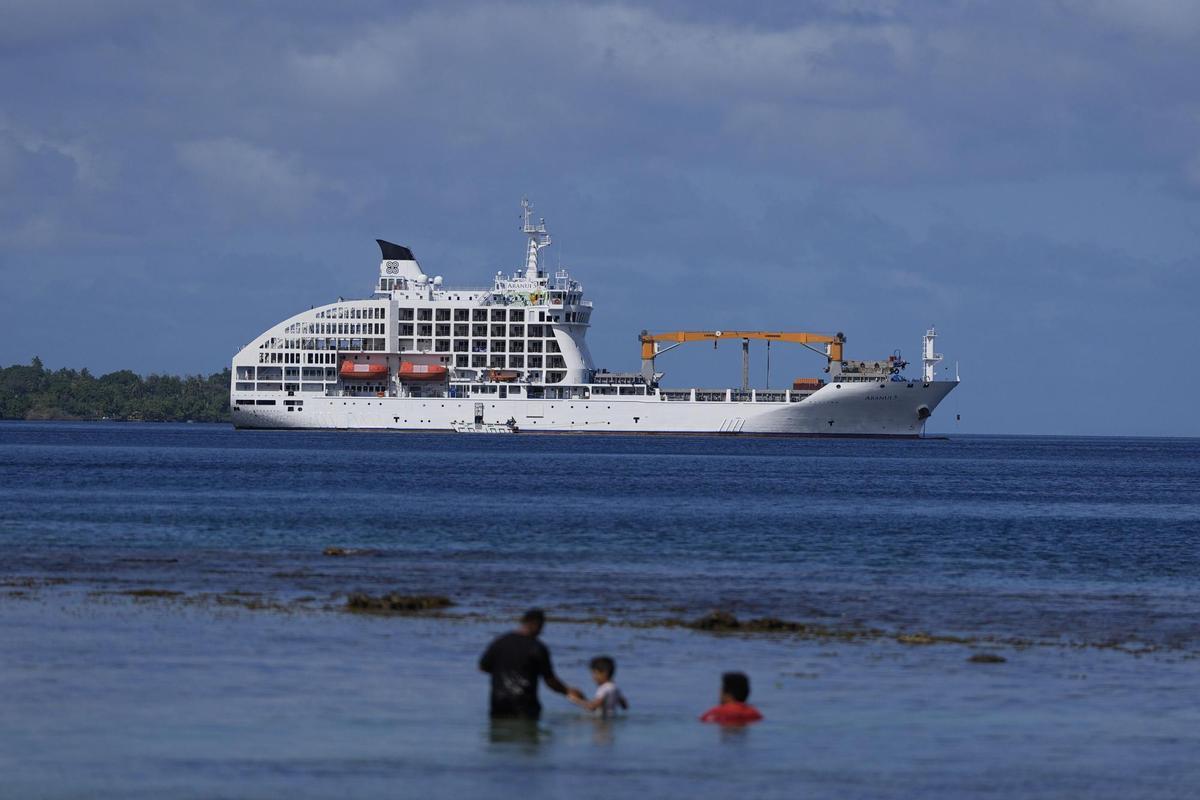 El Aranui 5, crucero que sirve de villa olímpica en Teahupo'o para el surf en los JJOO de París 2024.